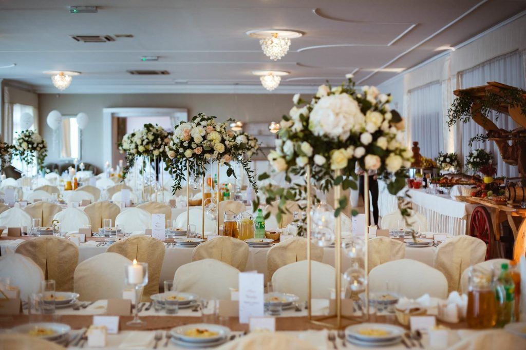 Sala weselna w stylu glamour, kwiaty na stołach gości weselnych
